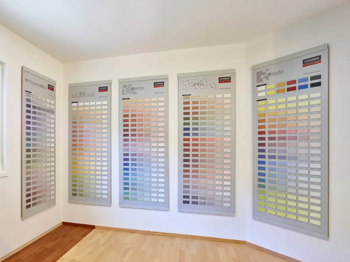 Wand mit großen Farbmustertafeln im Showroom