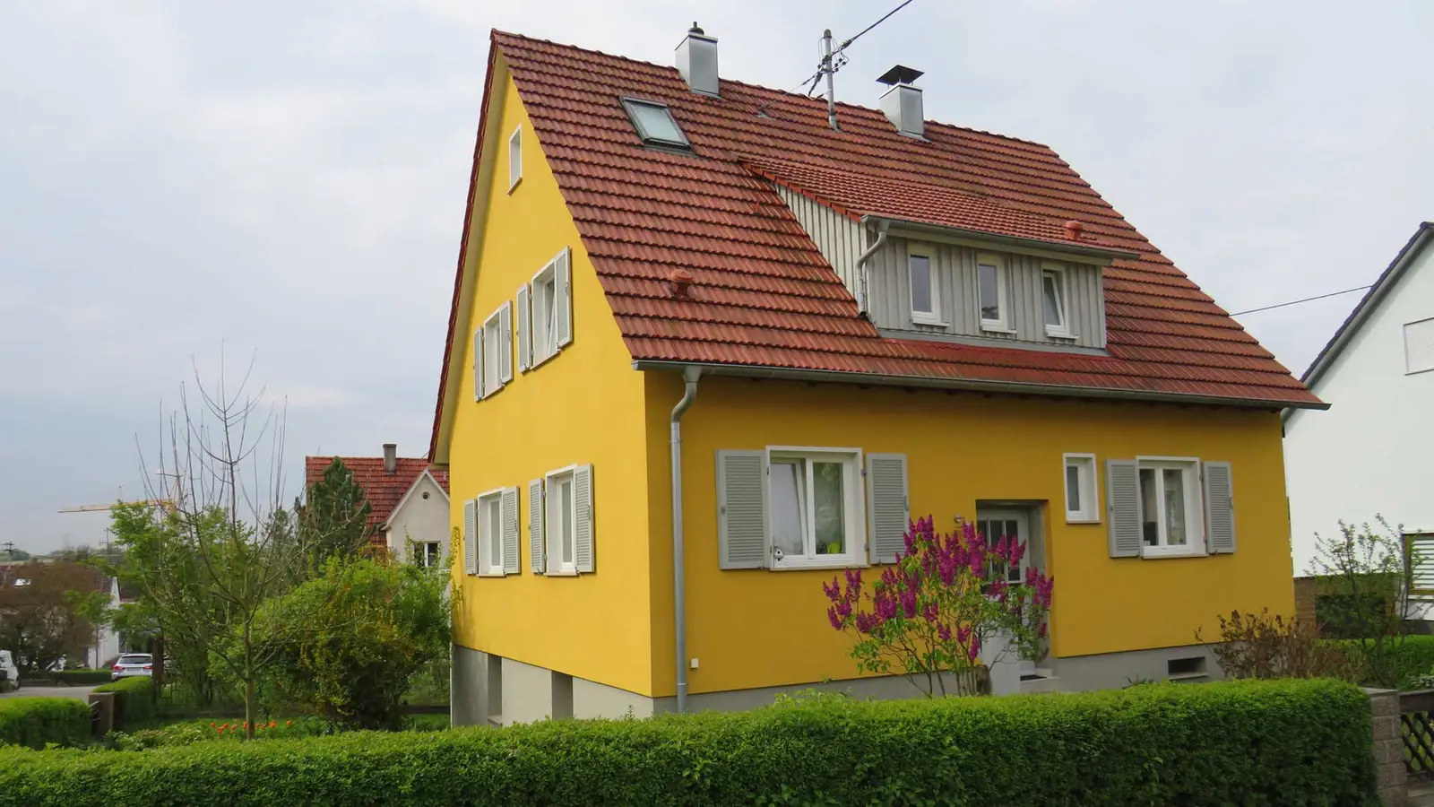 Wohnhaus mit gelb gestrichener Fassade