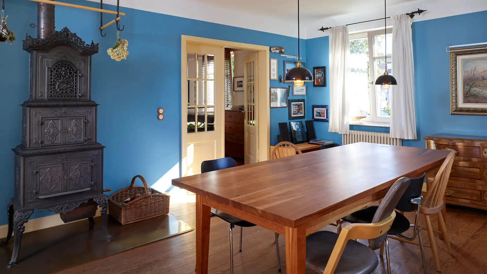Essraum mit blauer Wand in KEIM-Silikatfarbe