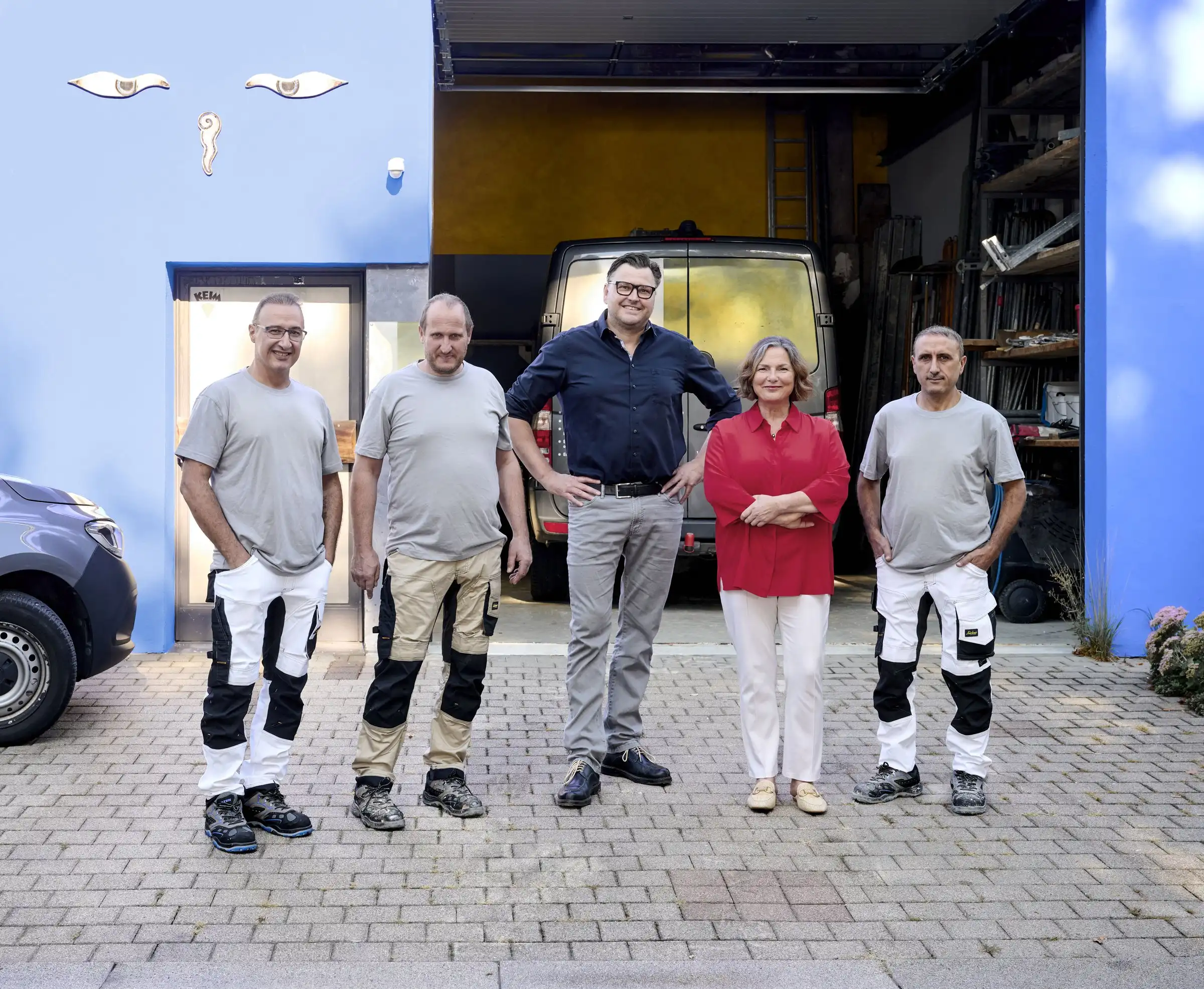 Das Team von Martin Bräuninger vor dem Betrieb in Waiblingen