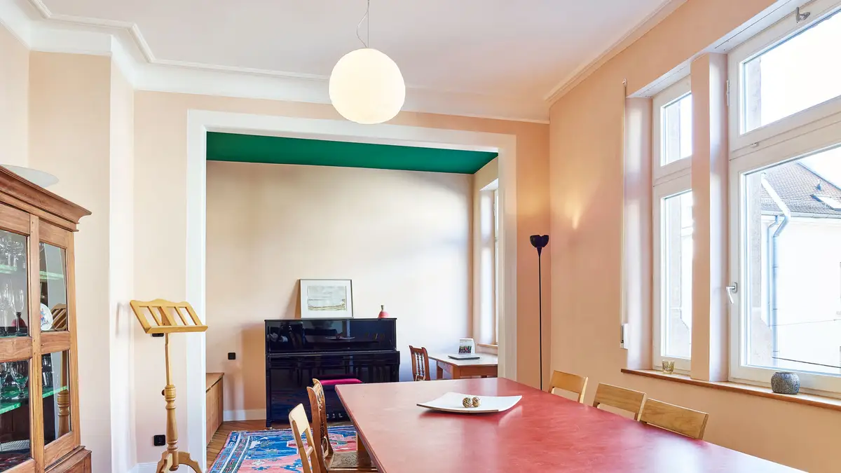 Esszimmer in Altbau mit Lehmputz