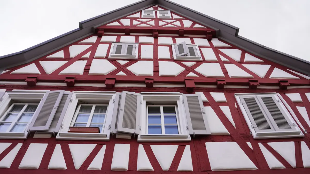 Fachwerkhaus mit rot abgesetztem Fachwerk und weißen Gefachen