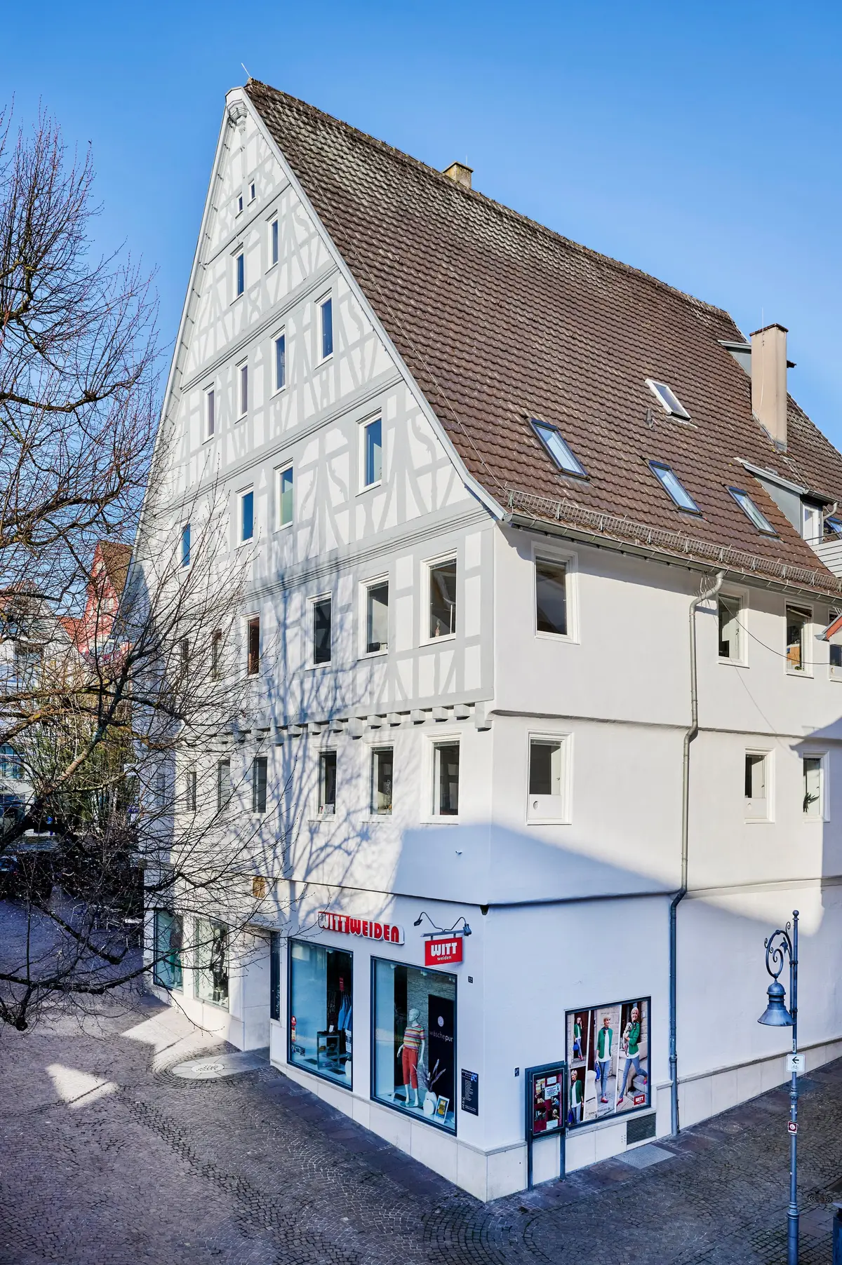 Hellgraues Fachwerkhaus mit Silikatfarbe