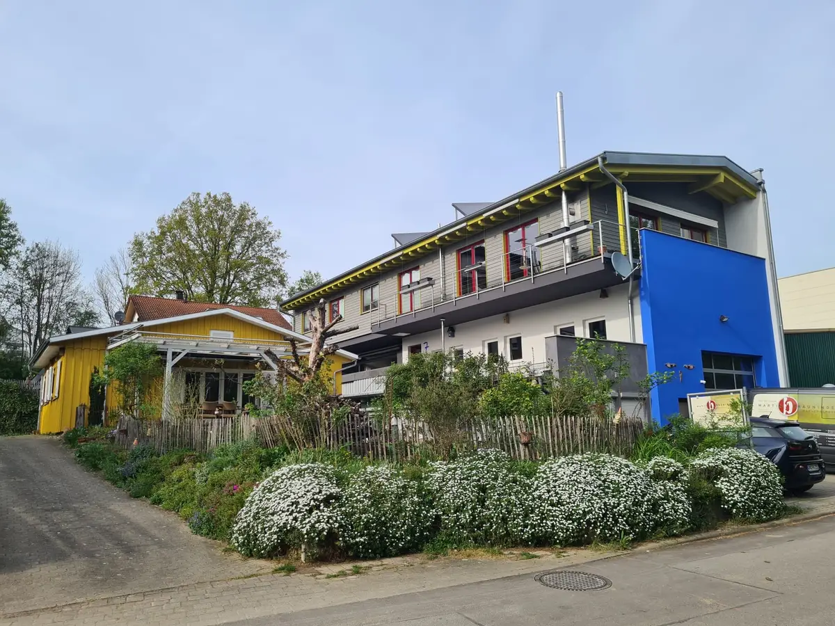 Gebäude des Betriebs im Kehlenweg mit blauer und gelber Fassade