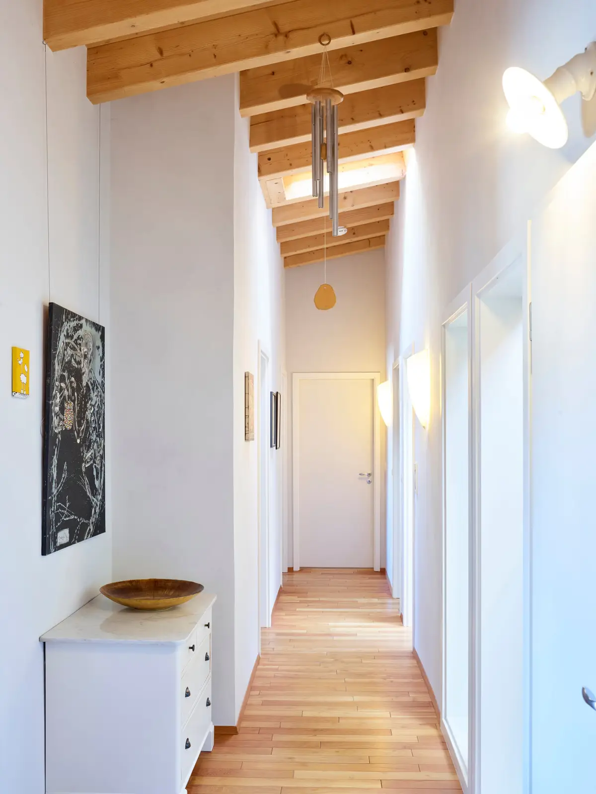 Heller Flur mit Lehmwänden und Holzboden
