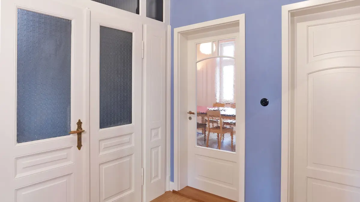 Altbau-Flur mit blauer Lehmoberfläche