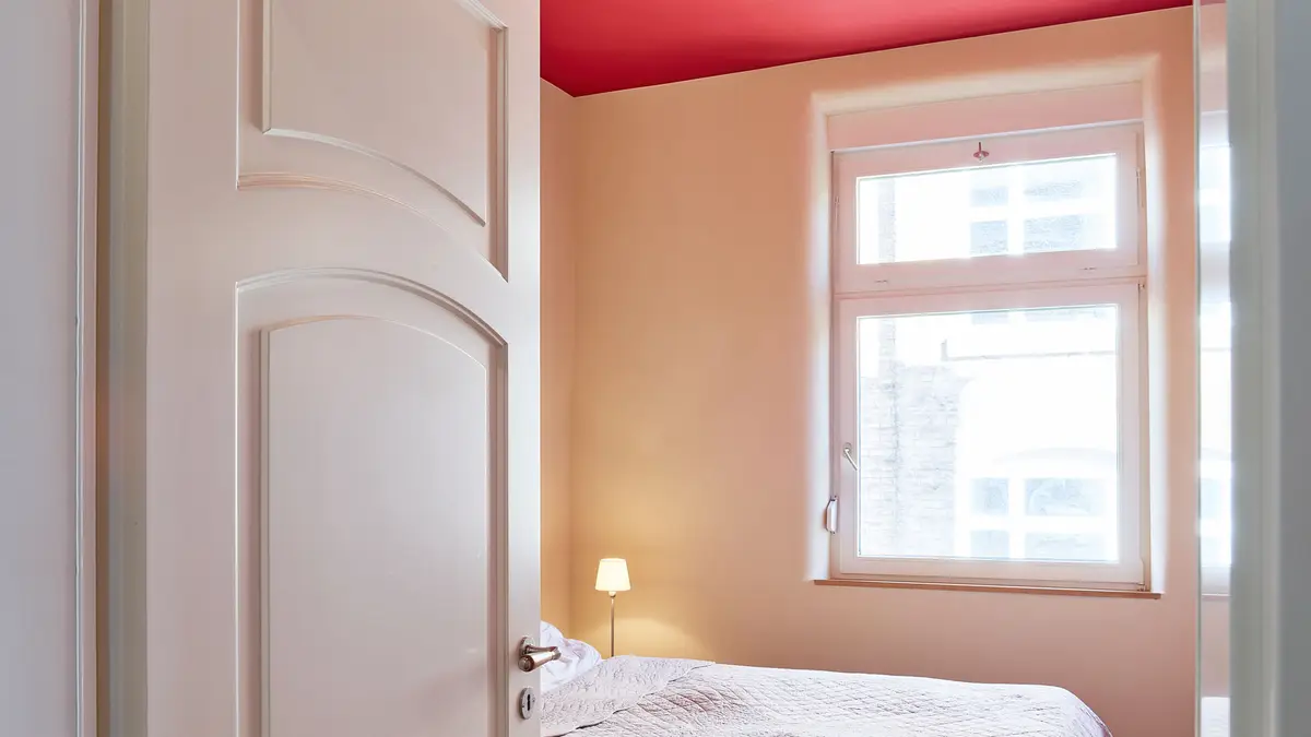 Schlafzimmer mit Lehmputz in warmem Rosé