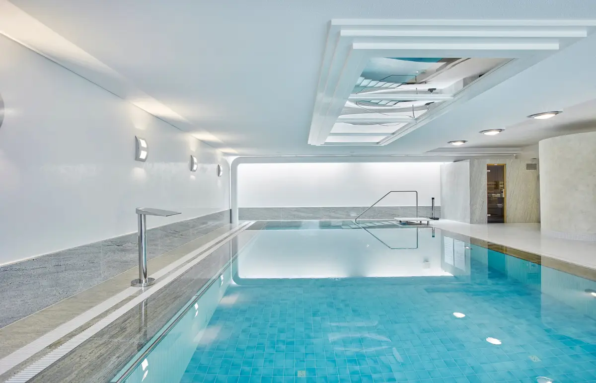 Schwimmbad mit hellen Kalkwänden