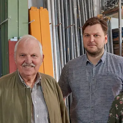Martins Vater und Martin Bräuninger in der Werkstatt